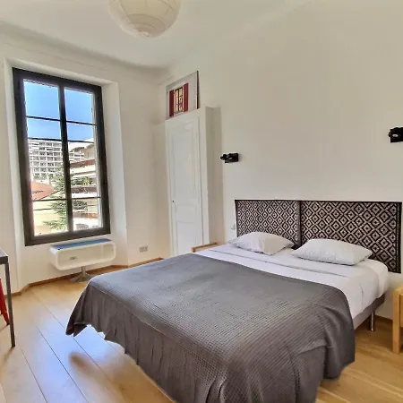 Louis By Terry's Homes Appartement